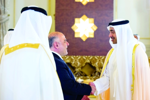 "رئيس وزراء العراق يصافح عبد الله بن زايد"