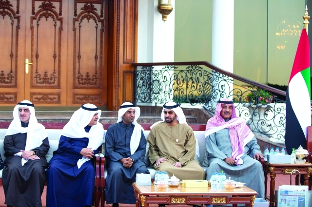 "حمدان بن زايد وصباح خالد الصباح والوفد المرافق له خلال اللقاء"
