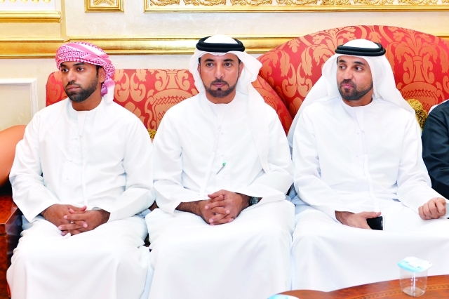 "خليفة سليمان وسلطان السبوسي خلال العزاء"
