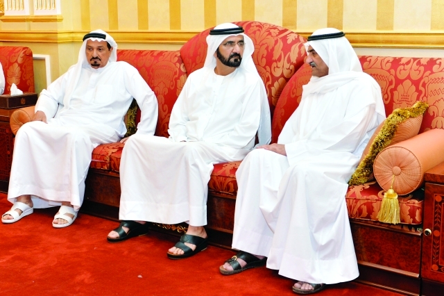 "محمد بن راشد معزياً حميد النعيمي وحمد الشرقي تصوير- سيف محمد"