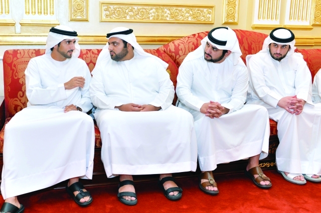 "حمدان بن محمد في حديث مع محمد بن حمد الشرقي بحضور مكتوم وأحمد بن محمد"