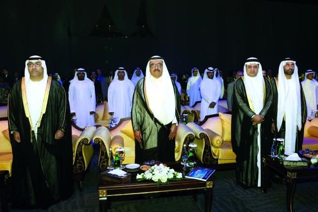"حمدان بن راشد والعويس والقطامي وعيسى الميدور خلال عزف السلام الوطني"