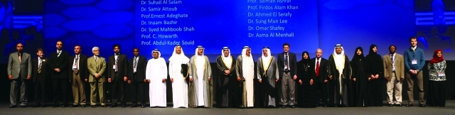 ".. وسموه يتوسط المكرمين الفائزين بالجائزة خلال  الحفل  ــ\t\t تصوير: عماد علاءالدين"