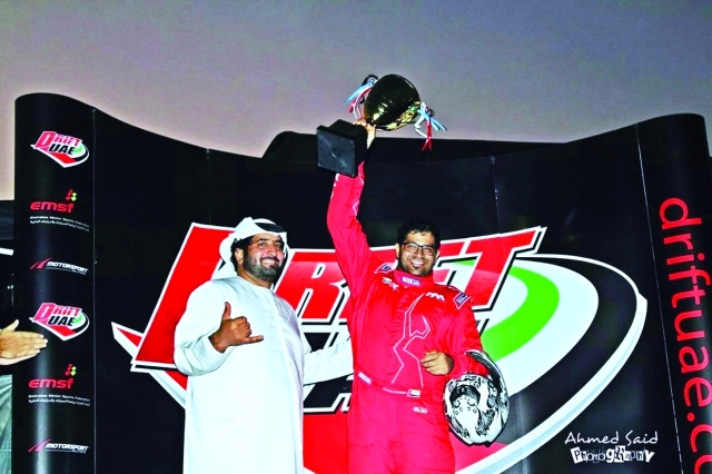 "العامري يرفع كأس الجولة الأولى من البطولة -البيان"