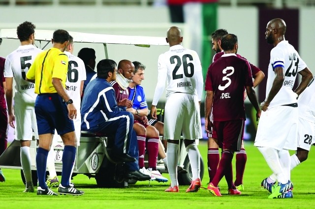 "لاعبو الوحدة والأهلي يطمئنون على إسماعيل مطر تصوير - مجدي اسكندر"