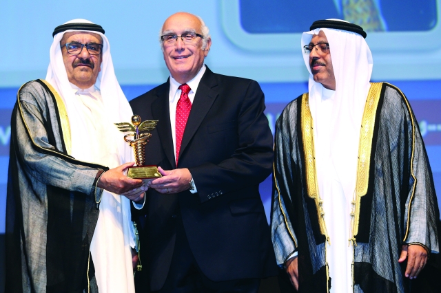"حمدان بن راشد يكرم ماجد أبو غربية الحائز جائزة حمدان العالمية الكبرى         ــ تصوير: عماد علاء الدين"