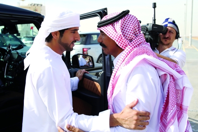 "حمدان بن محمد في حديث مع أحد ملاك الهجن \t \t تصوير - سالم خميس"