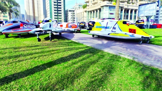 "الزوارق المشاركة اصطفت في موقع الحدث"