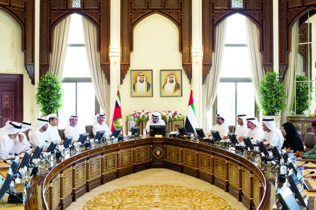 "محمد بن زايد مترئساً اجتماع \"تنفيذي أبوظبي\" بحضور هزاع وحامد بن زايد وأعضاء المجلس ــ وام"