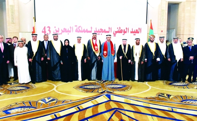 "عبدالله بن زايد مشاركاً باحتفالات سفارة البحرين بحضور سلطان المنصوري وراشد فهد وميثاء الشامسي"