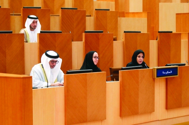 "مريم الرومي وميثاء الشامسي وأنور قرقاش خلال أعمال الجلسة ــ\t\tالبيان"