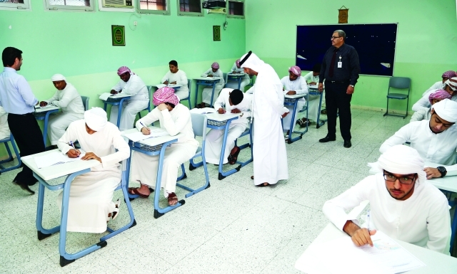 "أجواء إيجابية وارتياح لمستوى الأسئلة\tــ\tتصوير: حنيف"