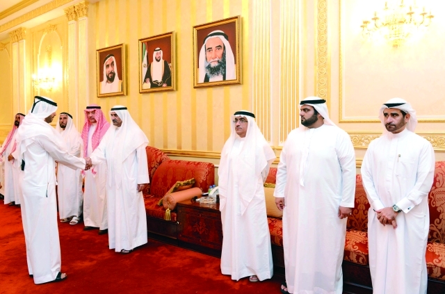 "حمد الشرقي يتلقى بحضور محمد بن حمد تعازي المواطنين"