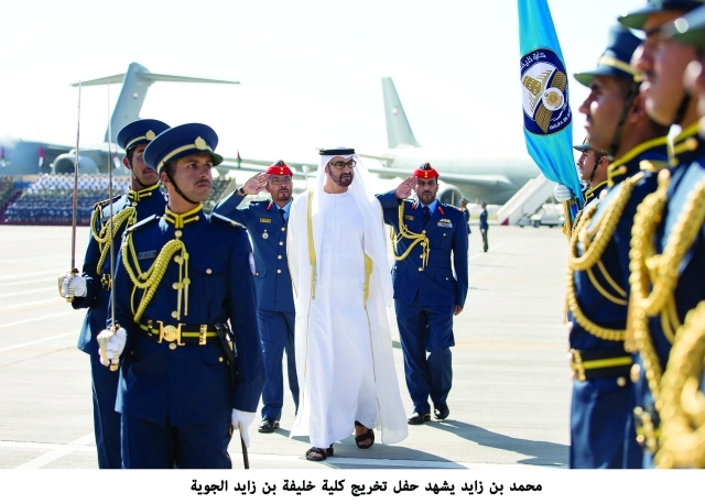 "سموه يتفقد طابور العرض"