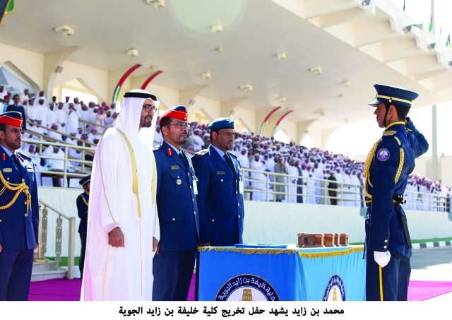 "محمد بن زايد مكرماً الخريجين"