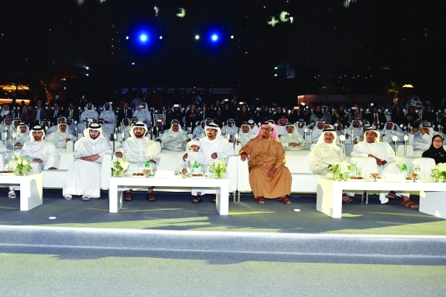 "حمدان بن محمد خلال إطلاق خطة دبي بحضور مكتوم بن محمد وأحمد بن سعيد وأحمد ومنصور بن محمد وحشر بن مكتوم ومريم الرومي وضاحي خلفان\tــ تصوير: محمد هشام"