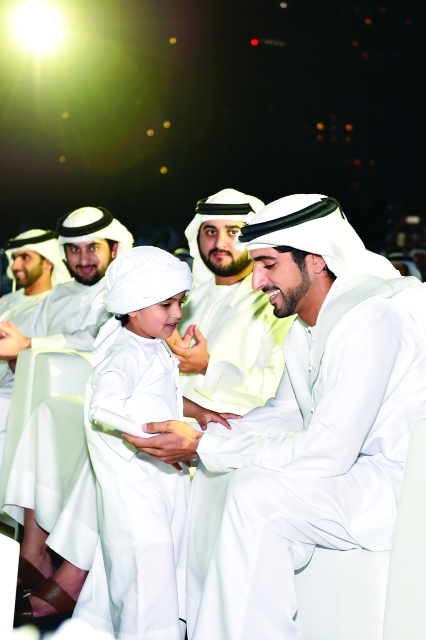 "ولي عهد دبي يتسلم الرسالة من الطفل محمد أحمد جابر بحضور مكتوم وأحمد ومنصور بن محمد"