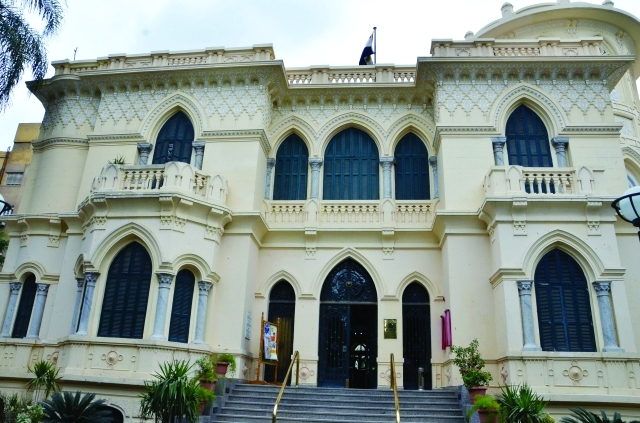 "مكتبة القاهرة الكبري"