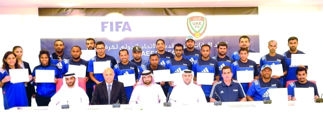 "المشاركون في ختام الدورة بمقر اتحاد الكرة بدبي - البيان"