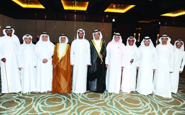 "محمد بن نهيان يتوسط العريس ووالده بحضور حميد القطامي وعلي الخوار واحمد الجسمي وعدد من أخوة العريس"
