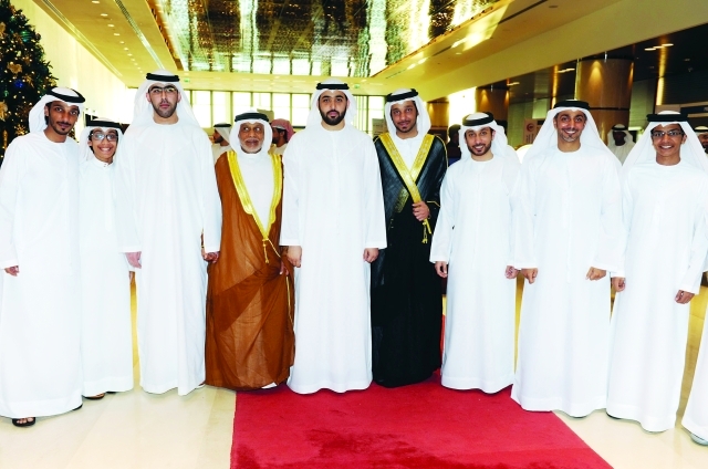 "راشد بن سعود المعلا يتوسط والد العريس بحضور أحمد بن سعود المعلا وأخوة العريس غيث، سلطان، سعود، وعيسى وراشد سعود شرار"