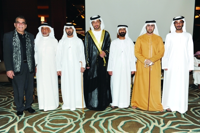 "العريس يتوسط عيسى شرار، وراشد الخاطري، وحسين بن مطلق، وماجد سلطان الخاطري، وراشد شرار ومحمد زكي العبيدي"