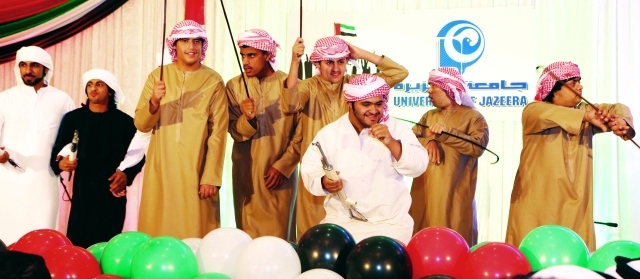 "طلبة مركز راشد يقدمون فقرة من الفنون الشعبية"