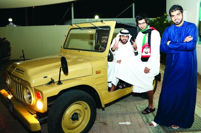 "شبان في معرض السيارات الكلاسيكية"