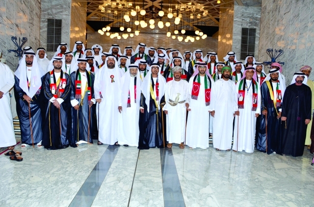 "صورة جماعية لمنظمي العرس الجماعي والمدعوين والعرسان وذويهم"