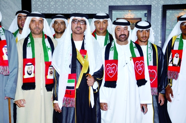 "علي البلوشي ومحمد رستم البلوشي مع عدد من العرسان والحضور"