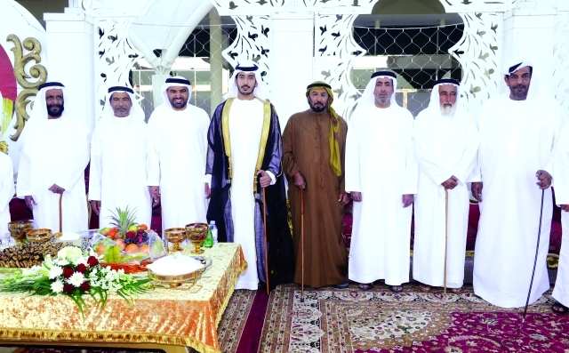"العريس يتوسط ناصر بوقبي المنصوري و الأهل"
