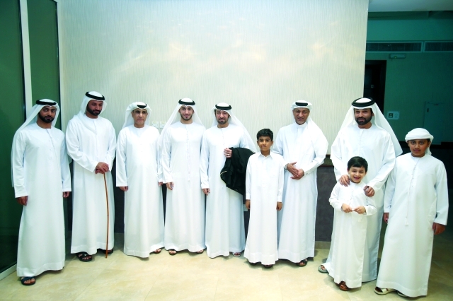 "العريس يتوسط غانم السويدي ونجله ويوسف شمس وفيصل أنوهي وعبدالخالق عبدالله وسالم الفلاسي وعيسى الفلاسي"