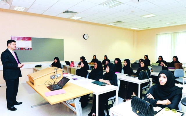 "جامعة زايد تطبق مبادرة ثنائية اللغة"