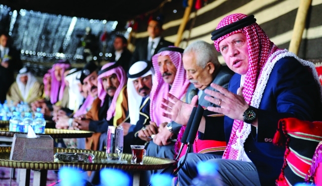 "عبد الله الثاني خلال لقائه وجهاء البادية الجنوبية\tــ بترا"