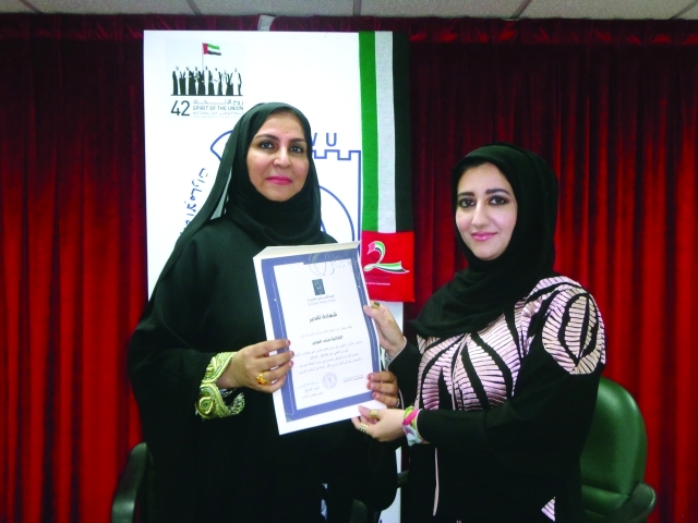 "منى العلي خلال فعاليات الأمسية ــ البيان"