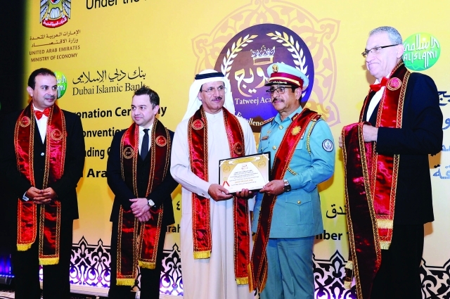 ".. ويسلم الهديدي تكريم شرطة الشارقة ــ من المصدر"