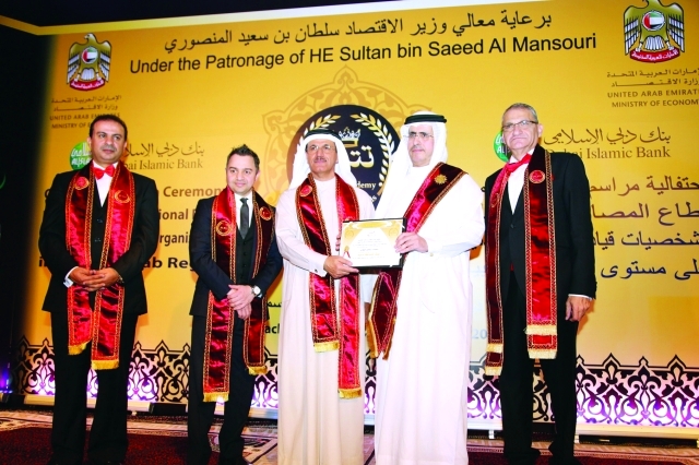 "سلطان المنصوري يسلم سعيد الطاير جائزة الإدارة الحكيمة"