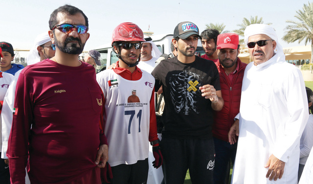 "محمد بن راشد وحمدان بن محمد مع بطل السباق - تصوير - موهان"