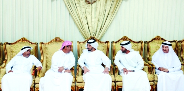 "حمدان بن زايد يعزي والد الشهيد سيف الزعابي"