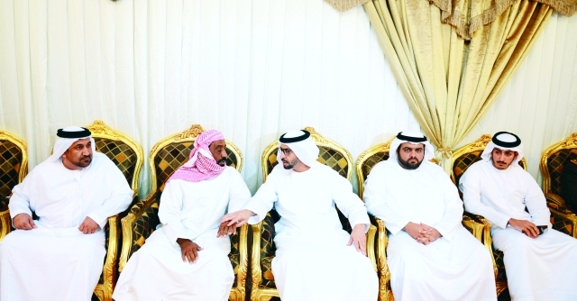 "ولي عهد الفجيرة وحمدان بن زايد يعزيان والد الشهيد عبدالله الحمودي"