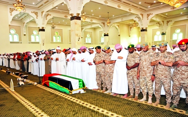 "هيثم القاسمي يؤدي صلاة الجنازة مع ذوي الشهيد على جثمان فقيد الوطن سيف الزعابي ــ تصوير: محمد منور"
