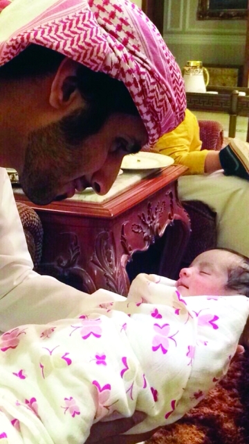 "الشهيد الزعابي يحتضن مولودته الجديدة قبل وفاته بأيام قليلة"