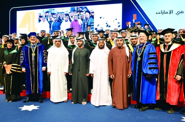 "منصور بن محمد يتوسط الخريجين والخريجات بحضور قيادات أكاديمية ومسؤولين \t \tــ تصوير ــ سيف محمد"