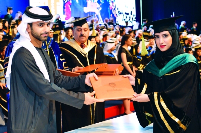 "منصور بن محمد يكرم إحدى الخريجات"