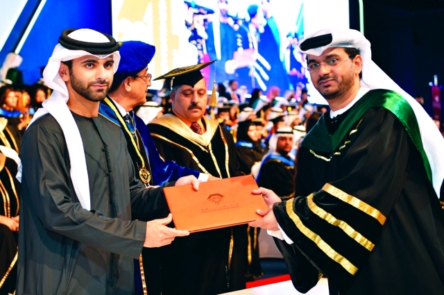 "وسموه يكرم أحد الخريجين"