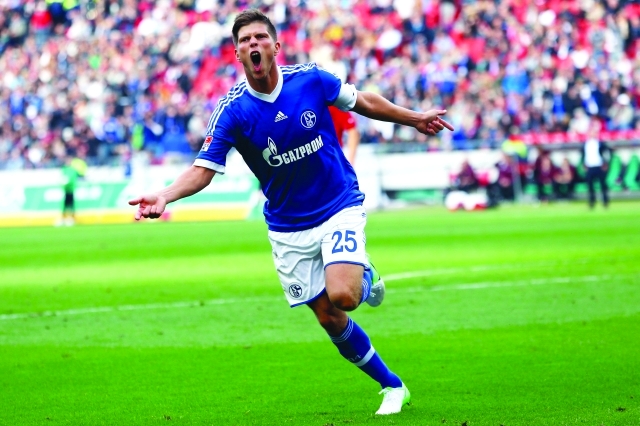 "HANNOVER, GERMANY - AUGUST 26: Klaas-Jan Huntelaar of Schalke celebrates the first goal during the Bundesliga match between Hannover 96 and FC Schalke 04 at AWD Arena on August 26, 2012 in Hannover, Germany. (Photo by Christof Koepsel/Bongarts/Getty Images) *** Local Caption *** Klaas-Jan Huntelaar"