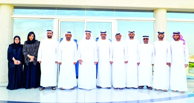 "حاكم رأس الخيمة يتوسط أعضاء اللجنة المنظمة للبطولة\t وام"