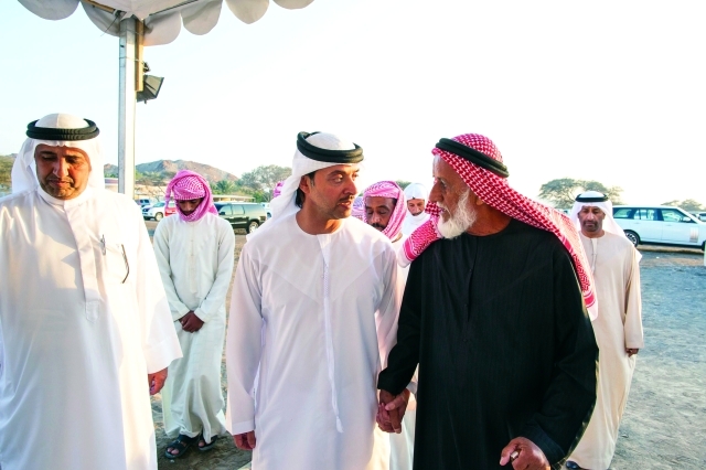 "هزاع بن زايد يعزي أسرة الشهيد عبدالله علي الحمودي \t\t وام"