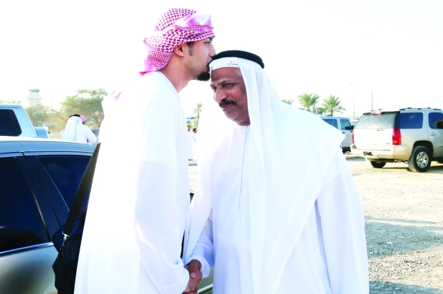 "علي فارسي يقبّل رأس والده قبيل دخوله المعسكر"