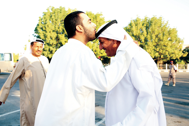 "أحد المجندين يقبل رأس والده قبيل دخول المعسكر"